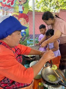 วันที่ 6 กรกฎาคม 2566 โครงการภูมิปัญญาท้องถิ่นไทยร่วมใจพัฒนาเด็กเล็ก กิจกรรม ขนมฝักบัว ศูนย์พัฒนาเด็กเล็กบ้านตะปัน-รังกาสามัคคี