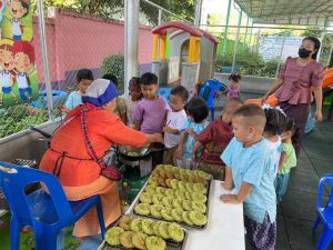 วันที่ 6 กรกฎาคม 2566 โครงการภูมิปัญญาท้องถิ่นไทยร่วมใจพัฒนาเด็กเล็ก กิจกรรม ขนมฝักบัว ศูนย์พัฒนาเด็กเล็กบ้านตะปัน-รังกาสามัคคี