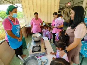 วันที่ 27 มิถุนายน 2566 ภาพกิจกรรมโครงการภูมิปัญญาท้องถิ่นไทยร่วมใจพัฒนาเด็กเล็ก กิจกรรม บัวลอยไข่หวาน ศูนย์พัฒนาเด็กเล็กบ้านฉกาจช่องโค