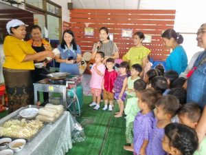 วันที่ 14 กรกฎาคม 2566โครงการภูมิปัญญาท้องถิ่นไทยร่วมใจพัฒนาเด็กเล็ก กิจกรรม ผัดหมี่,ส้มตำ ศูนย์พัฒนาเด็กเล็กบ้านพุทรา