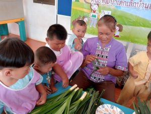วันที่ 14 กรกฎาคม 2566ภาพกิจกรรมโครงการภูมิปัญญาท้องถิ่นไทยร่วมใจพัฒนาเด็กเล็ก กิจกรรม สานนก,สานปลา ศูนย์พัฒนาเด็กเล็กนิคมพัฒนาสามัคคี